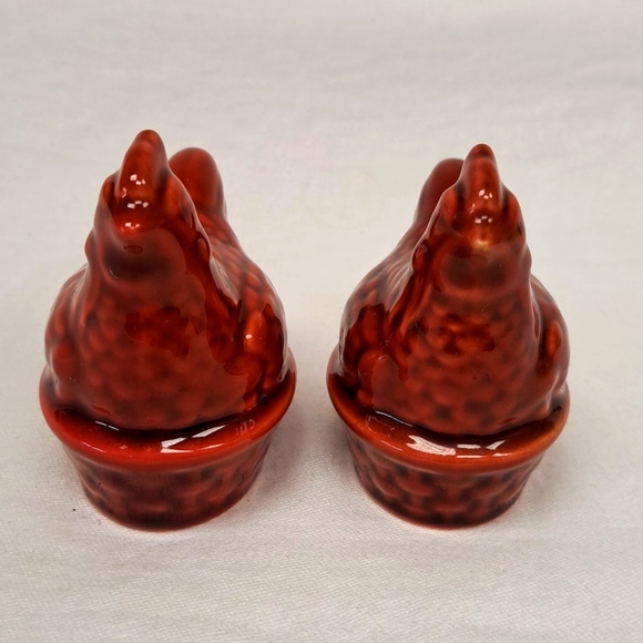 Vintage art pottery ceramic hen on nest salt and pepper shakers - Picture 3 of 8
